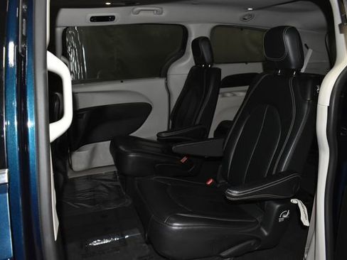 Used 2022 Chrysler Pacifica Touring-L image 30