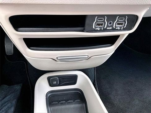 Used 2023 Chrysler Pacifica Touring-L image 27