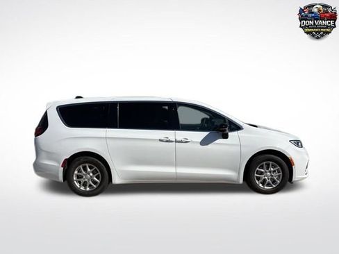 New 2026 Chrysler Pacifica Select image 6