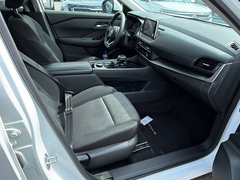 Used 2024 Nissan Rogue SV AWD/4WD image 19