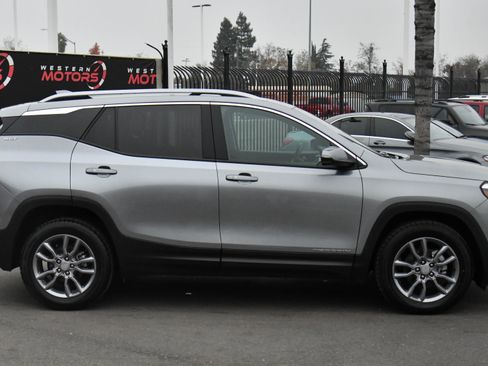 Used 2024 GMC Terrain SLT image 9