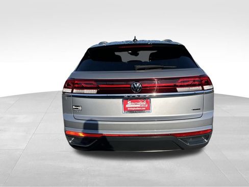 Used 2024 Volkswagen Atlas Cross Sport SE image 3