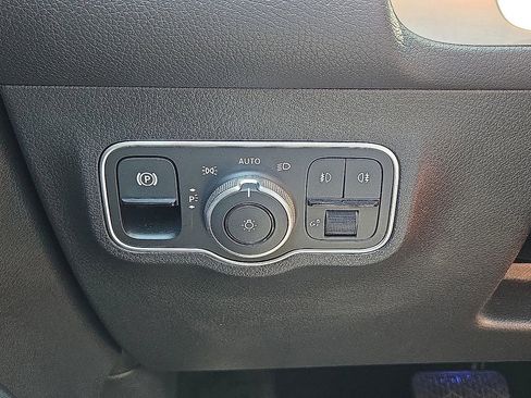 Used 2025 Mercedes-Benz GLB 250 4MATIC image 25