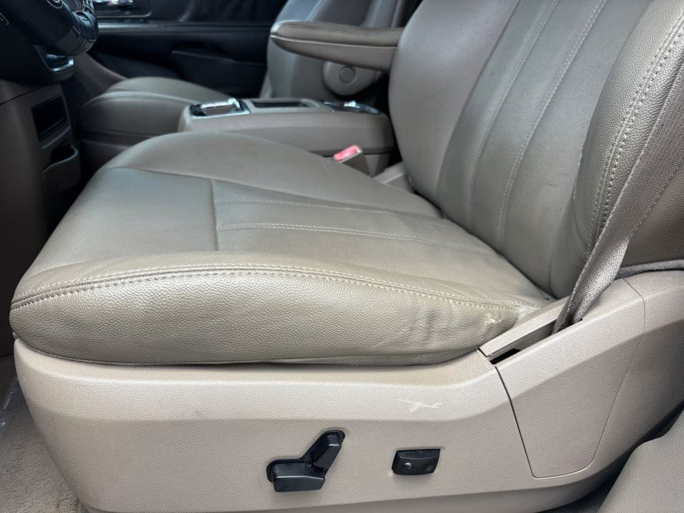 Used 2016 Chrysler Town & Country Touring FWD image 12