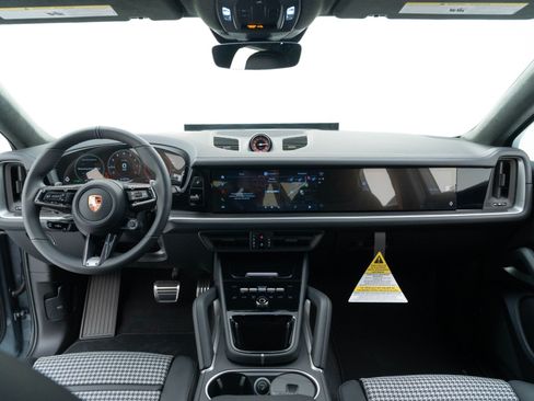 Certified 2026 Porsche Cayenne GTS AWD/4WD image 31