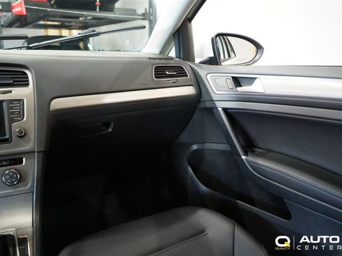 Used 2017 Volkswagen Golf SE image 27