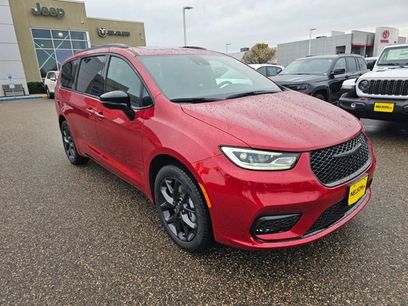 New 2026 Chrysler Pacifica Limited w/ S Appearance Package