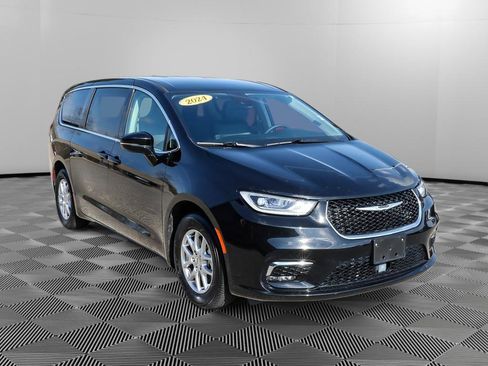 Used 2024 Chrysler Pacifica Touring-L image 9