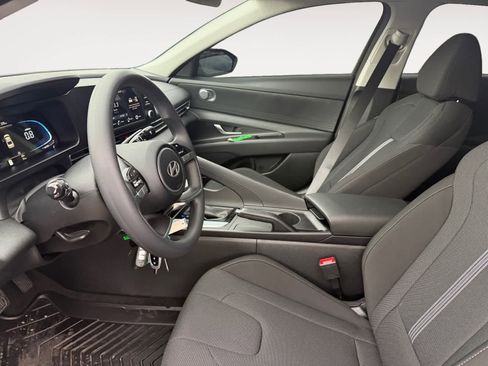 Certified 2025 Hyundai Elantra SE image 9