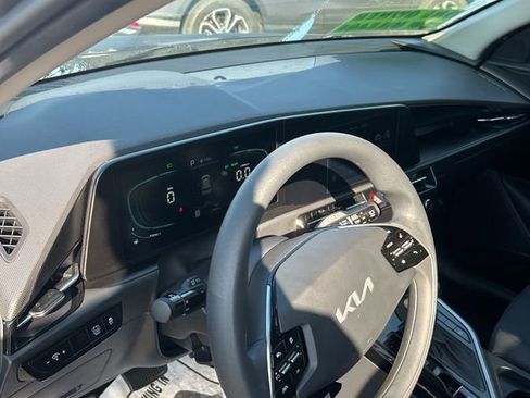 Used 2023 Kia Niro LX FWD image 2
