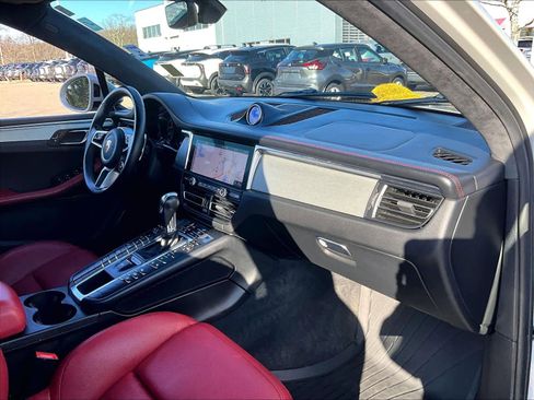 Used 2021 Porsche Macan Turbo image 14