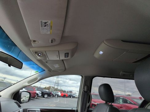 Used 2010 Chrysler Town & Country Touring image 22