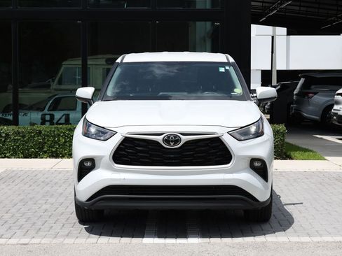 Used 2023 Toyota Highlander LE image 3