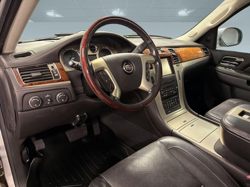 Used 2013 Cadillac Escalade Platinum AWD/4WD image 3