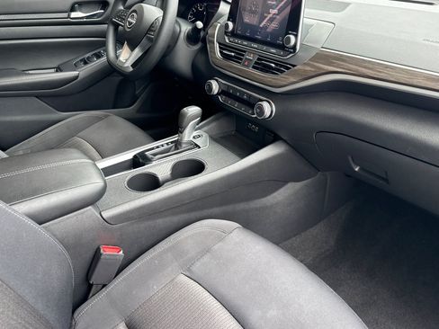 Used 2025 Nissan Altima 2.5 SV FWD image 31