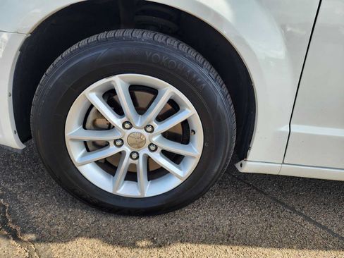 Used 2020 Dodge Grand Caravan SXT FWD image 9