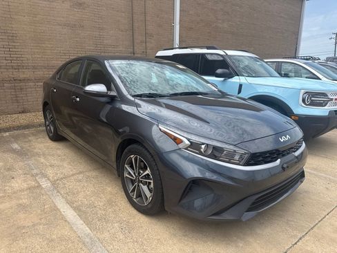 Used 2023 Kia Forte LXS w/ LXS Technology Package FWD image 3