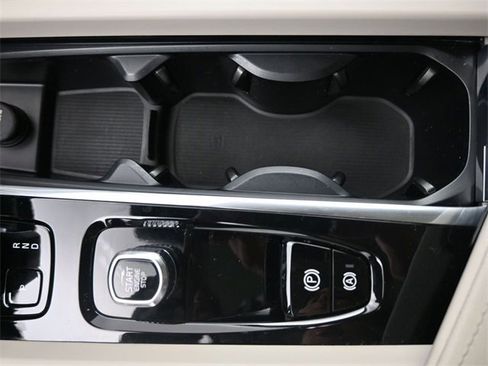 Used 2023 Volvo XC60 B5 Plus image 10