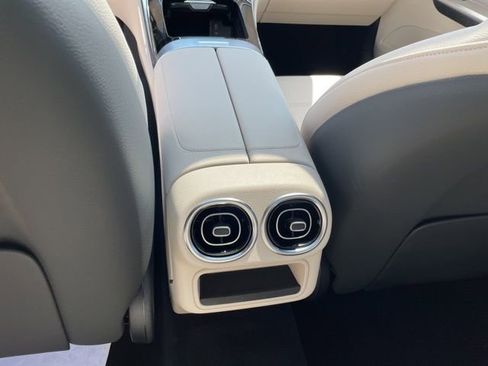 Used 2025 Mercedes-Benz GLC 300 4MATIC image 17