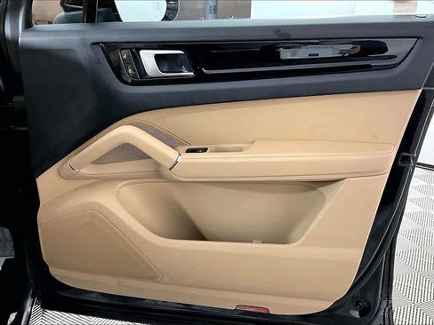 Used 2019 Porsche Cayenne S image 21