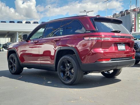 Used 2023 Jeep Grand Cherokee Limited w/ Luxury Tech Group II AWD/4WD image 2