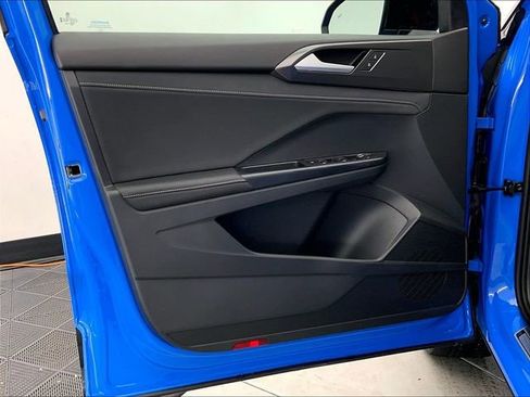 Certified 2025 Volkswagen Taos SE image 23