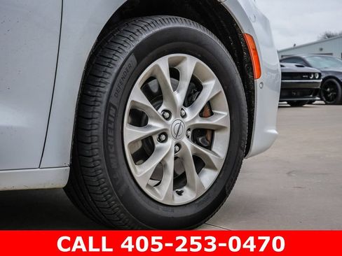 Used 2024 Chrysler Pacifica Touring-L AWD/4WD image 9