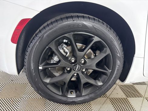 Used 2025 Chrysler Pacifica Limited image 31