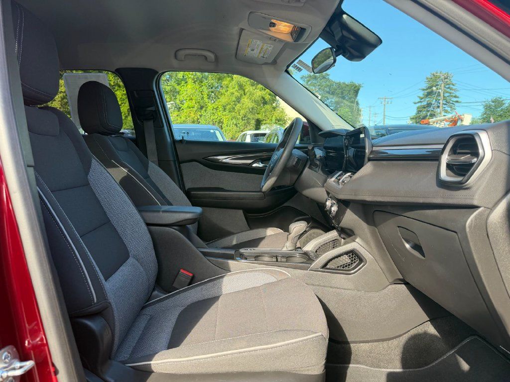 Used 2025 Chevrolet TrailBlazer LT AWD/4WD image 18