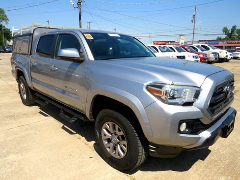 Used 2017 Toyota Tacoma SR5 w/ Tow Package image 3