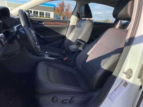 Used 2022 Volkswagen Passat 2.0T image 16