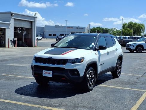Used 2025 Jeep Compass Trailhawk AWD/4WD image 2