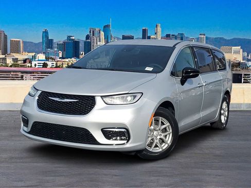 New 2026 Chrysler Pacifica Select image 2