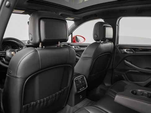 Certified 2025 Porsche Macan image 37