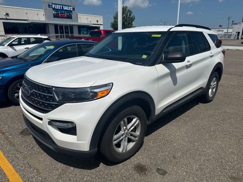 Used 2023 Ford Explorer XLT w/ Equipment Group 202A AWD/4WD image 2