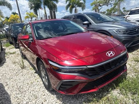 Used 2024 Hyundai Elantra SE FWD image 3
