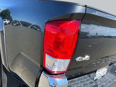 Used 2017 Toyota Tacoma SR5 AWD/4WD image 28