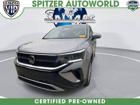 Used 2023 Volkswagen Taos SE w/ Panoramic Sunroof Package FWD image 3