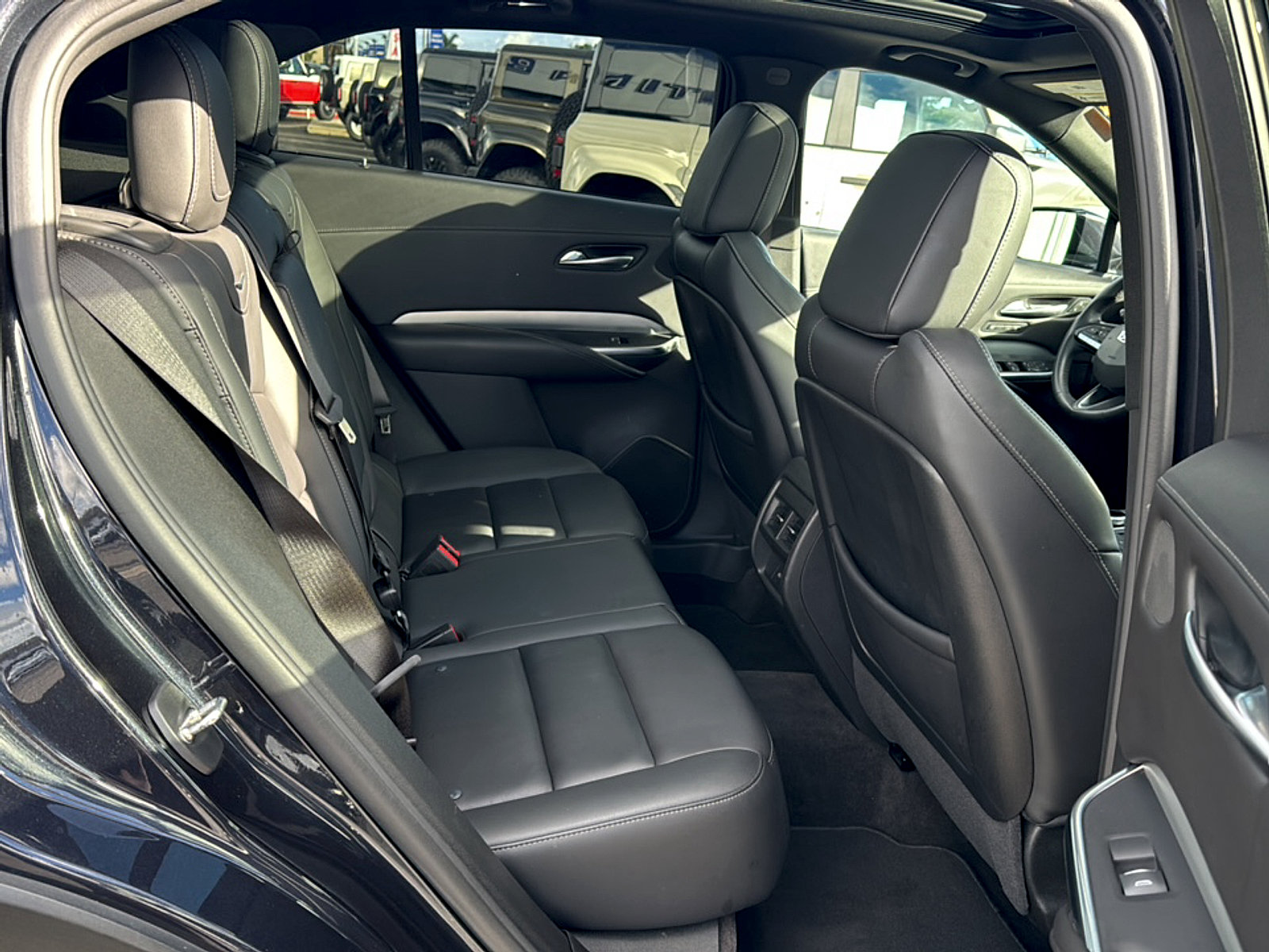 Used 2022 Cadillac XT4 Premium Luxury w/ Enhanced Visibility Package FWD image 7