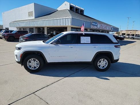 Used 2025 Jeep Grand Cherokee Laredo image 2