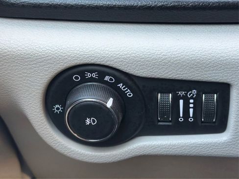 Used 2017 Chrysler Pacifica Touring-L w/ Tire & Wheel Group image 22