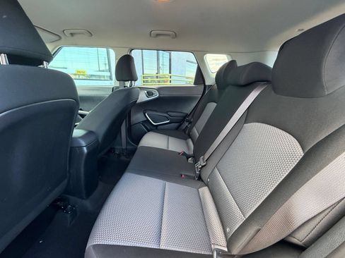 Used 2025 Kia Soul LX w/ LX Technology Package FWD image 19
