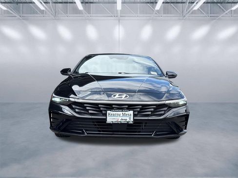 Used 2025 Hyundai Elantra Limited FWD image 2