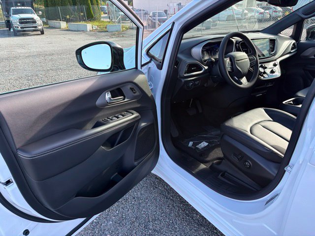 New 2027 Chrysler Pacifica Select FWD image 10