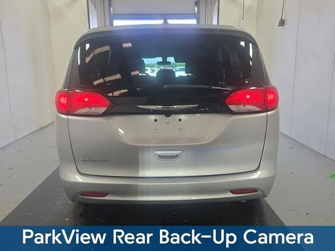 Used 2022 Chrysler Voyager LX image 4