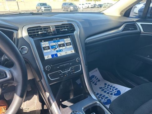 Used 2018 Ford Fusion SE w/ Fusion SE Technology Package FWD image 9