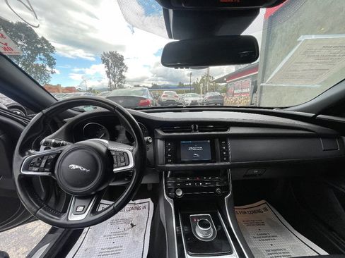 Used 2016 Jaguar XF R-Sport image 9