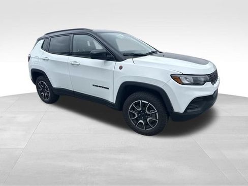 Used 2025 Jeep Compass Trailhawk AWD/4WD image 7