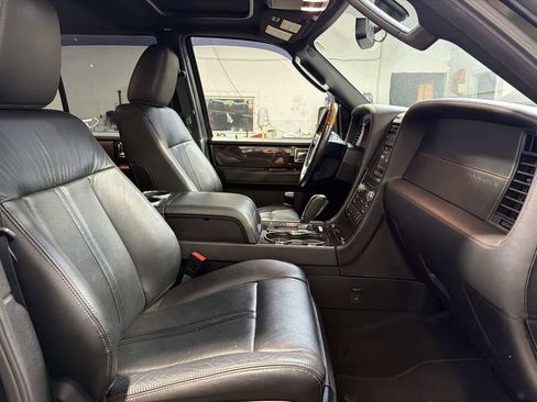 Used 2017 Lincoln Navigator Reserve image 29