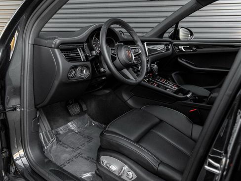 Certified 2025 Porsche Macan image 4